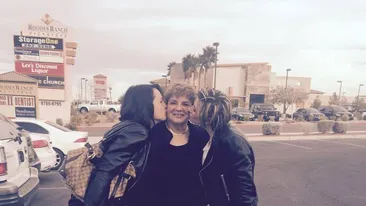 Anca, fiica Ionelei Prodan, a ajuns lângă sicriul cu trupul neînsuflețit al mamei sale