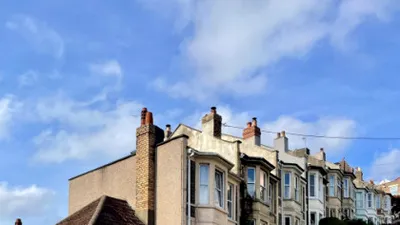 Cea mai nebună stradă! Oamenii se leagă de stâlpi să nu cadă
