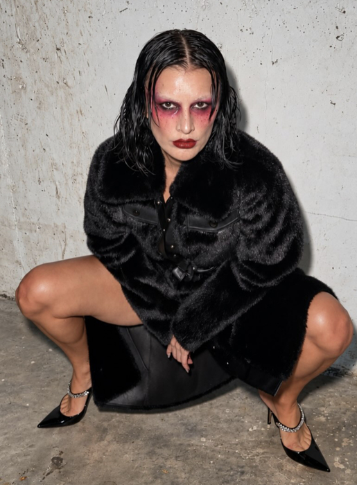 Imaginile care au stârnit controverse. Rux și Opulență, alături de bunica ei în pat, într-un pictorial de Halloween