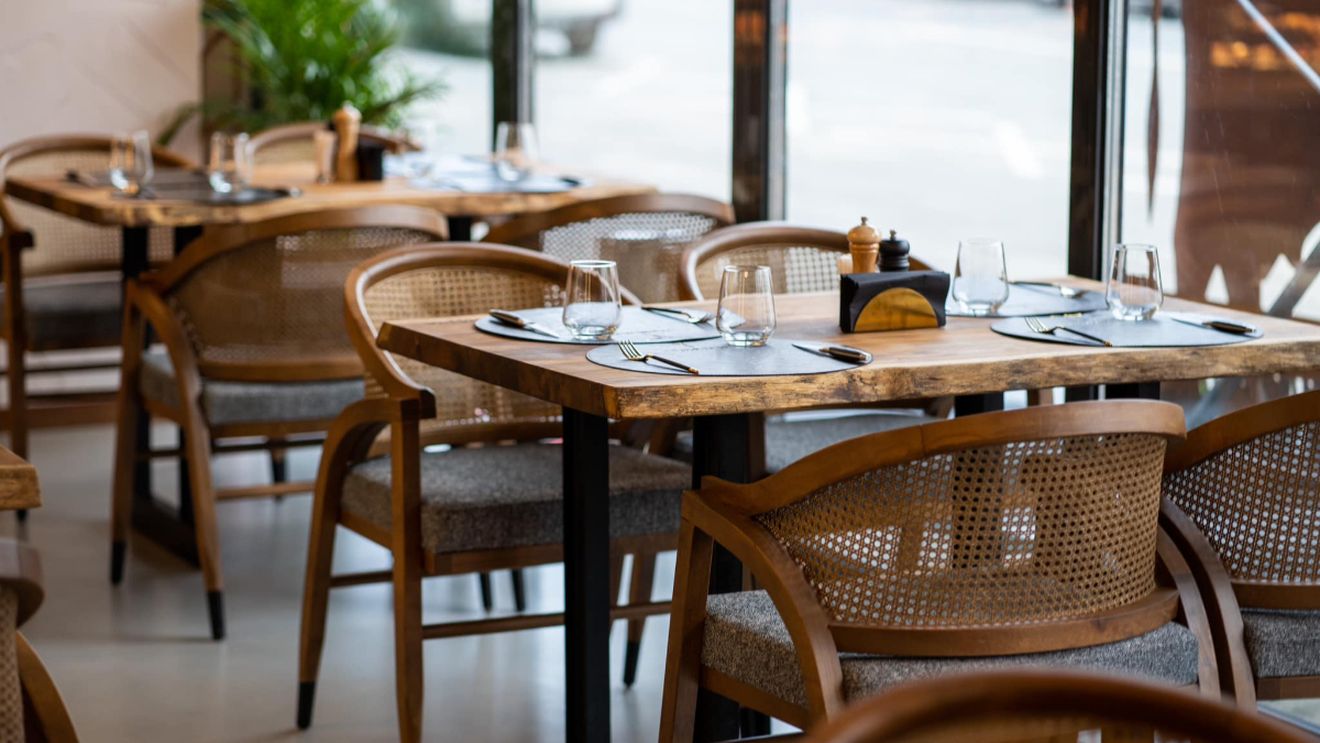 Notă de plată de 16.000 de lei și bacșiș de 3000 de lei la un restaurant din România. Ce au comandat clienții într-o singură seară