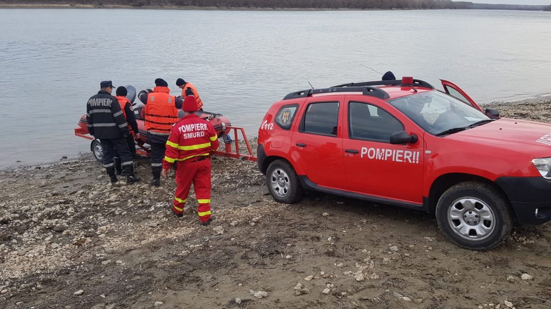 Căutări disperate în Ialomița. Patru bărbați s-au răsturnat cu barca în brațul Borcea. Doi sunt de negăsit