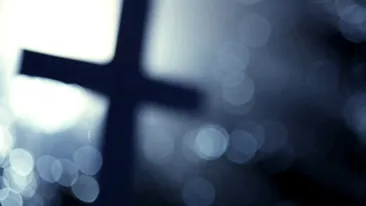 Fetita de 4 ani, ranita dupa ce o cruce a cazut peste ea intr-un cimitir