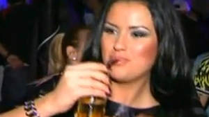 VIDEO Dupa o noapte de manele si whisky, Cruduta il vrea pe Cristi Tanase!