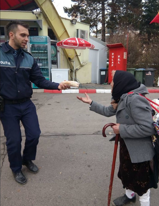 Gestul unui polițist din Cluj față de o bătrână care plângea de foame în fața unei benzinării a ajuns viral pe Internet! Ce a făcut omul legii