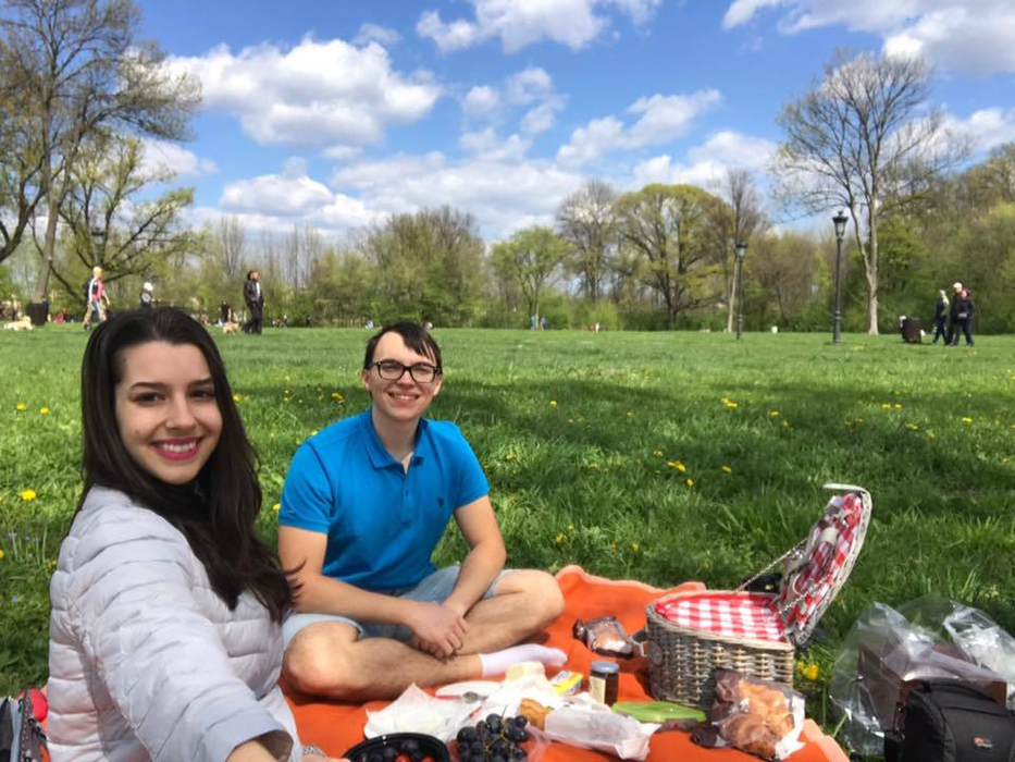 Fiul lui Victor Socaciu şi prietena lui, la picnic