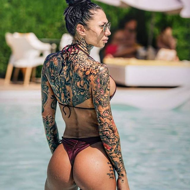 Elena e fit, dar dacă nu ești cuminte îți dă flit