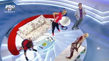 Anca Turcasiu si Roxana Ciuhulescu au luat lectii de la cea mai flexibila femeie din lume! Uite-le cum se contorsioneaza