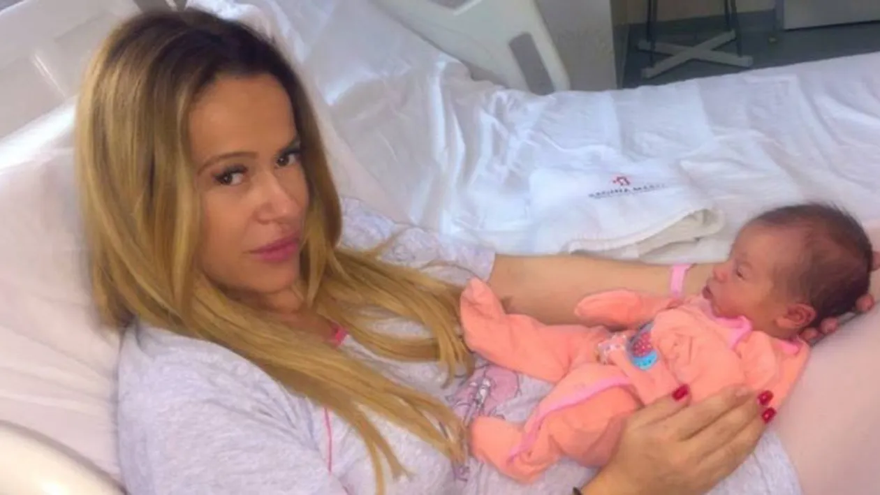 Anda Adam a ajuns cu fetita la spital. Cantareata a fost insotita de Andrei, sotul ei