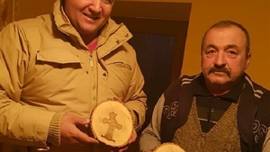 Descoperire divină la Vaslui! Doi bărbaţi au găsit semnul Sfintei Cruci într-o bucatã de lemn! Ce vrea să facă acum primarul comunei 


