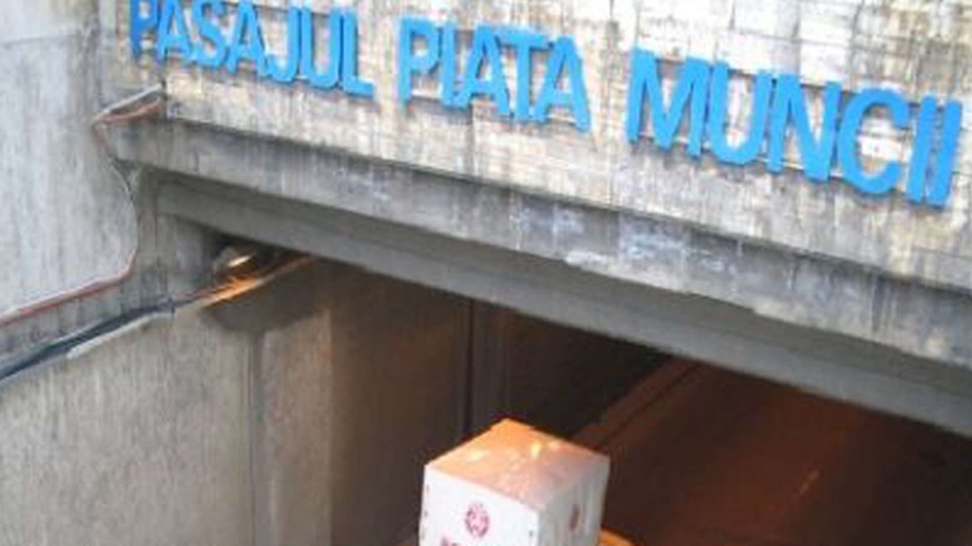 Un tanar s-a aruncat de pe Pasajul Muncii din Bucuresti! Politia si SMURD-ul au venit de urgenta