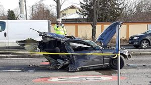 Accident teribil pe DN1! Un bolid a fost rupt în două, jumătate din maşină a zburat de pe şosea într-o curte