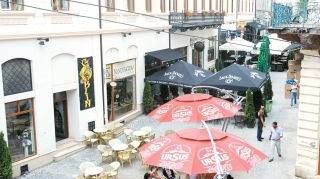 Adio mici si terase cu scaune de plastic in Centrul Istoric al Bucurestiului