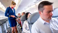 Cu siguranţă nu ştiai asta! Iată motivul incredibil pentru care stewardesele ţin mâinile la spate înainte de decolarea avionului