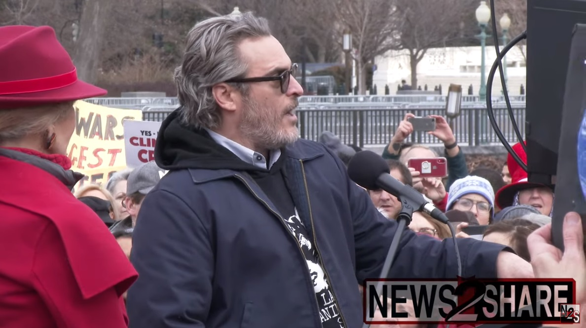 Actorii Joaquin Phoenix și Martin Sheen, arestați în timpul protestului din Washington privind problemele climatice. Explicațiile incredibile ale polițiștilor