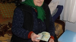 Ți se frânge sufletul! Gestul făcut de o bătrână care abia a avut 1 leu să își cumpere o pâine: ”E un lucru rar în ziua de astăzi”