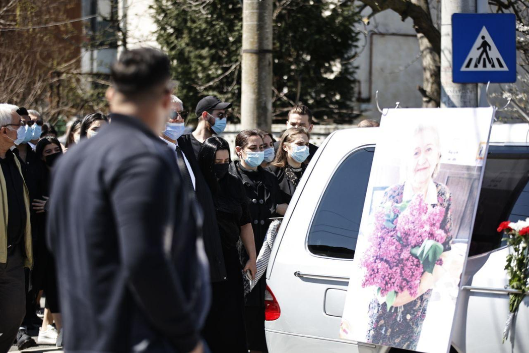 Membrii cortegiului funerar au respectat pe tot parcursul regulile sanitare, date de autorități ( foto CANCAN)