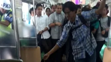 Un bărbat a omorât cu mâinile goale un şarpe de un metru, într-un tren. Imaginile au devenit virale