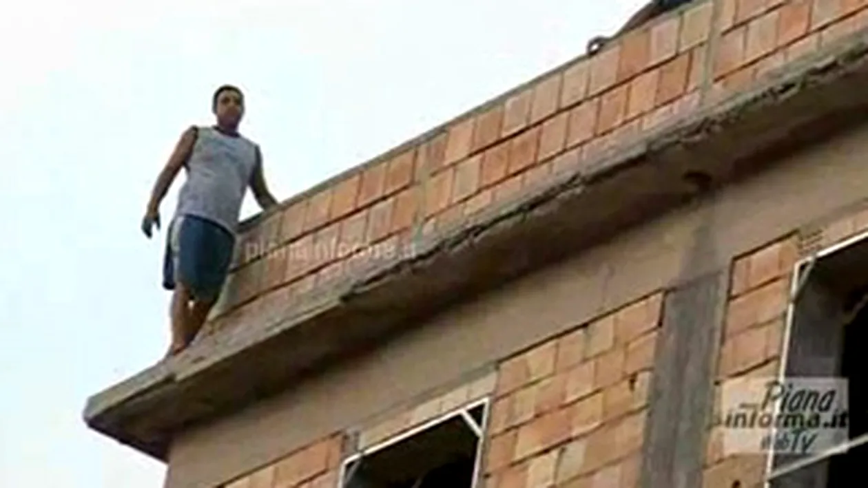 VIDEO Imaginile care au socat Italia: un roman s-a urcat la etajul cinci si a amenintat ca se sinucide! Vezi ce s-a intamplat dupa ore de negocieri si motivul incredibil pentru care a apelat la acest gest extrem