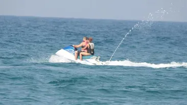 Stirista Ani Plumb a facut show in Grecia! Vezi cum s-a distrat nora sefei femeilor din PSD in valurile inspumate!