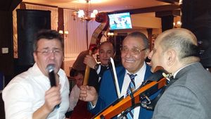 Florin Chilian şi-a scos ”brigada de super-fete” la un chef cu lăutari!