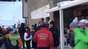 Scandal pe pârtia Kalinderu, Bușteni. Mai mulți turiști au atacat cu bulgări și vin fiert o ambulanță, venită la un copil rănit, pentru că îi deranja sunetul sirenei