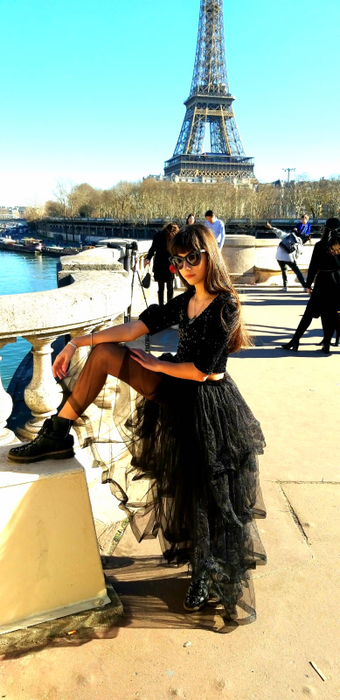 Raisandra a strălucit pe catwalk-ul de la Paris în creațiile unor designeri români! Imagini de colecție cu talentata cântăreață