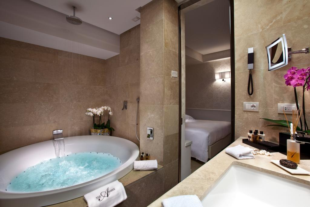 O cameră în hotelul de 5 stele unde s-a relaxat edilul Sectorului 5 costă aproximativ 1000 de euro