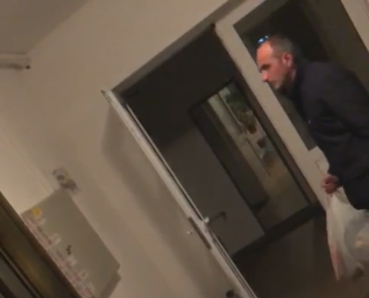 Florin Talpan în holul blocului ANL în care locuieşte