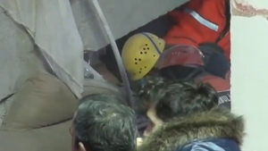 Un alt miracol în Istanbul! Un adolescent a fost scos în viaţă de sub ruinele blocului prăbuşit în urmă cu două zile