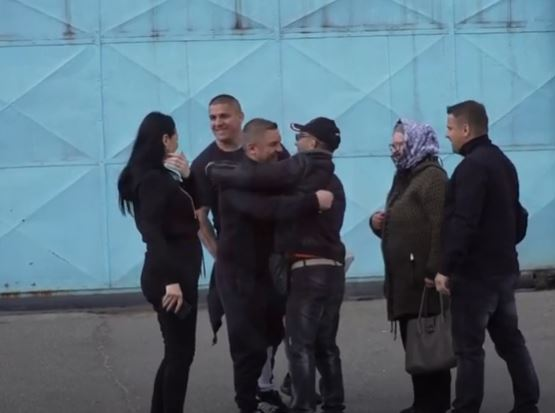 Frații Corduneanu, spectacol în fața Penitenciarului Iași. “Regele” Bogdan a ieșit din pușcărie! / FOTO