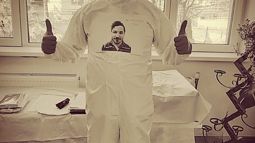 Gestul unui medic din Timișoara! Și-a lipit fotografia pe combinezonul de protecție, pentru ca pacienții să îi poată vedea chipul