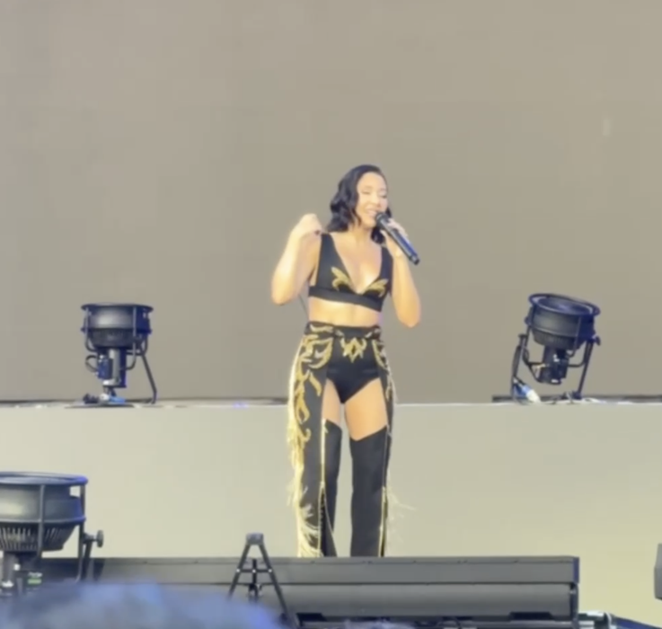 Artista din România care a cântat în deschiderea concertului lui Jennifer Lopez. S-a confruntat cu o afecțiune medicală, dar tot a urcat pe scenă: ”Nu pentru mine ați venit”