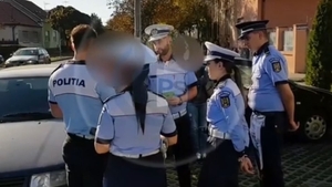 Cinci polițiști s-au chinuit cu un șofer care făcuse accident pentru a vedea dacă este băut! L-au pus să sufle în fiolă de 5 ori VIDEO