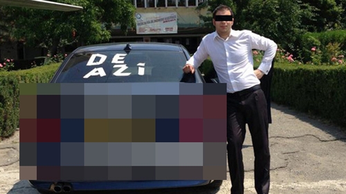Ce mesaj si-a scris pe masina un student roman care a terminat facultatea! Un intreg oras a intors capul dupa acest bolid