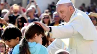 Papa Francisc, întâmpinat la Palatul Culturii din Iași de patru copii orfani