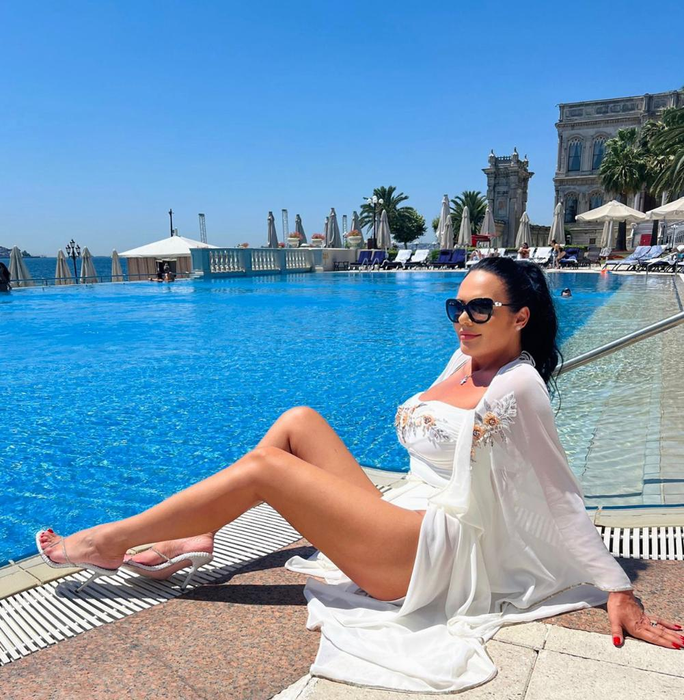 Ioana Năstase, la piscina hotelului din Istanbul