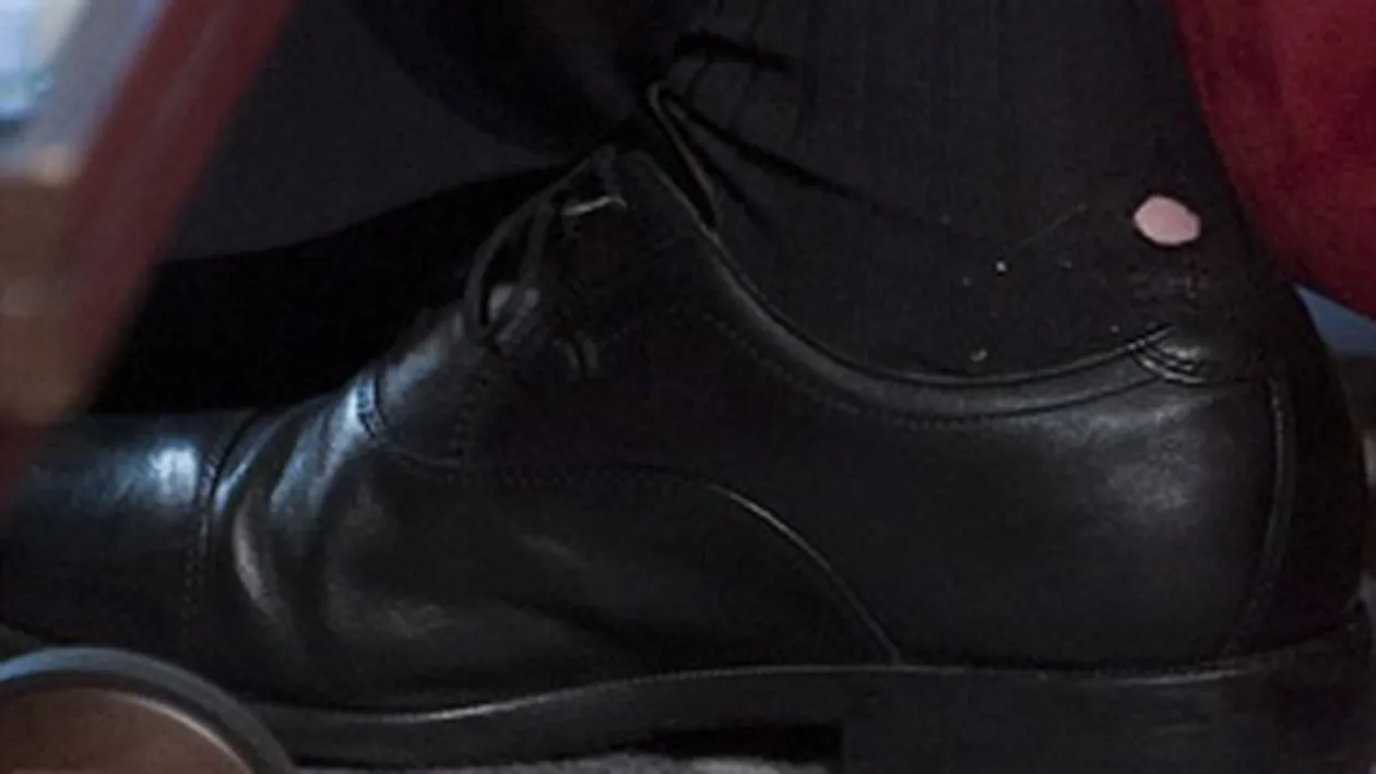 Premierul britanic umbla cu ciorapii rupti