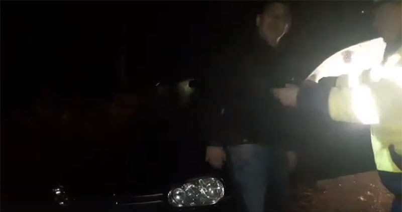 Caz incredibil în judeţul Suceava. Un şofer beat mort, ajuns cu maşina în şanţ, a căzut în faţa poliţiştilor