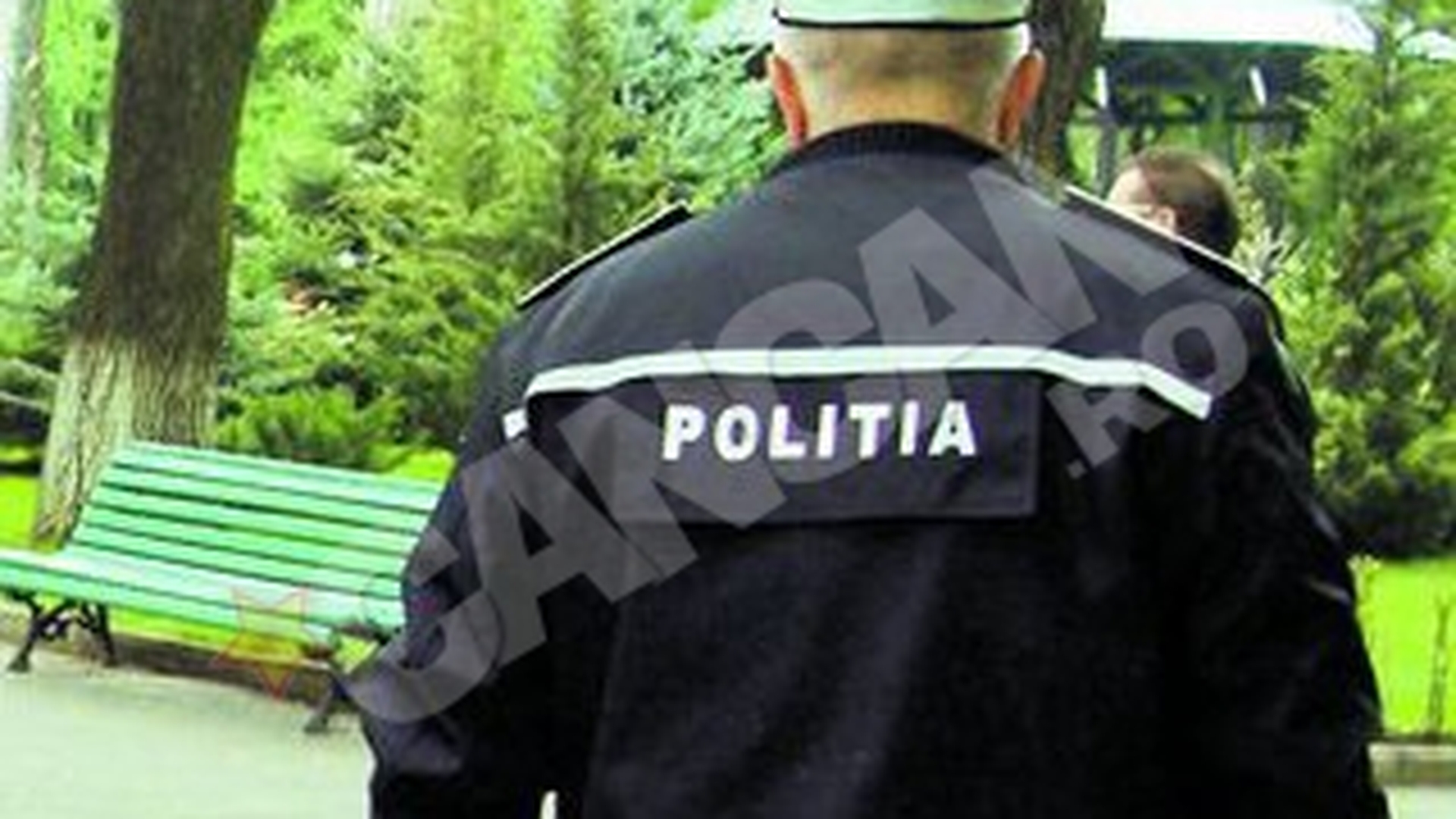 Politist prins cu bani falsi la un supermarket