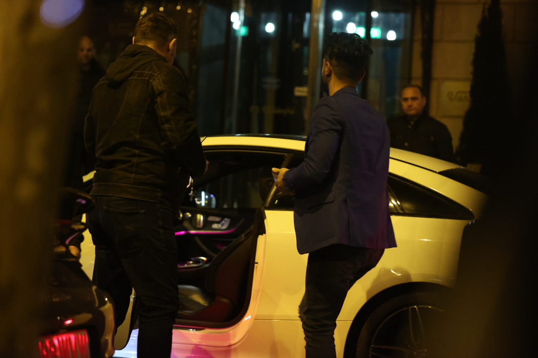 Valentin Burada îi arată mașina de 200.000 euro/ Sursă foto: CANCAN.RO