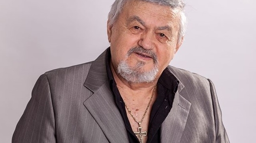 Cântărețul Alexandru Jula, dus de urgență la spital, după ce ar fi suferit un accident vascular
