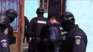 Doi jandarmi din Brașov, loviți în timp ce încătușau 3 indivizi care atacau trecătorii de pe o stradă