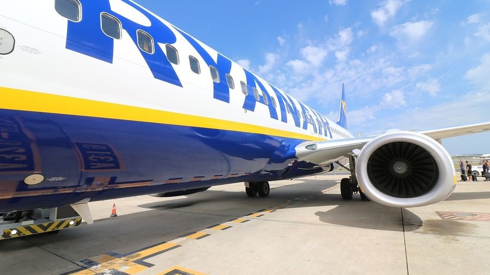 Un pasager român a vrut să deschidă ușa avionului, în timpul zborului! Panică la bordul avionului