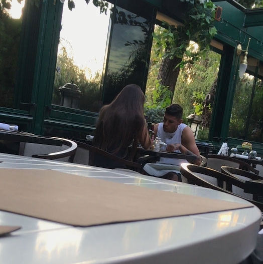 Înaintea partidei cu Dunărea Călărași, Florinel Coman și-a scos bomba-sexy la restaurant