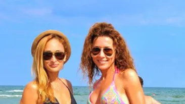 Povestea pitestencei Adriana, sora geamana a lui Carmen Bruma: are un copil si e lector universitar! Afla cu ce program de sport extrem se tine in forma!