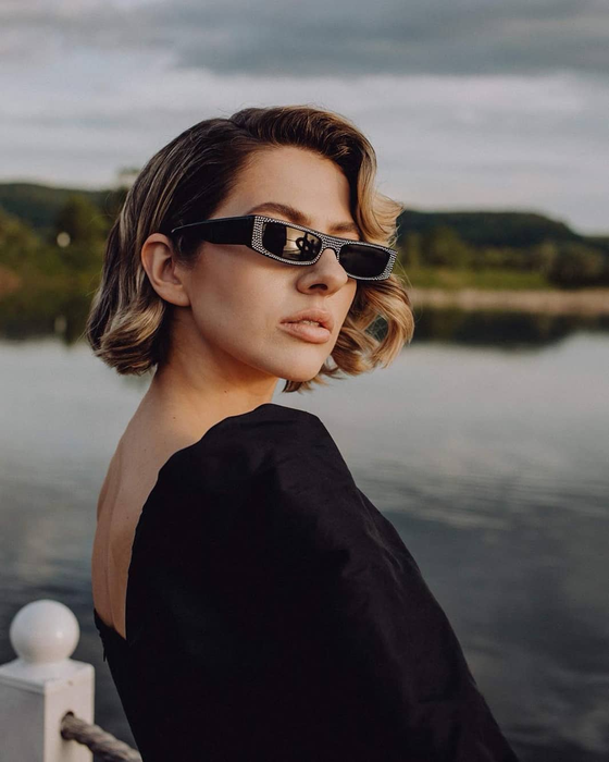 Lidia Buble, dezbrăcată și meditativă: ”Are ceva pe ea sub cărțile alea?”