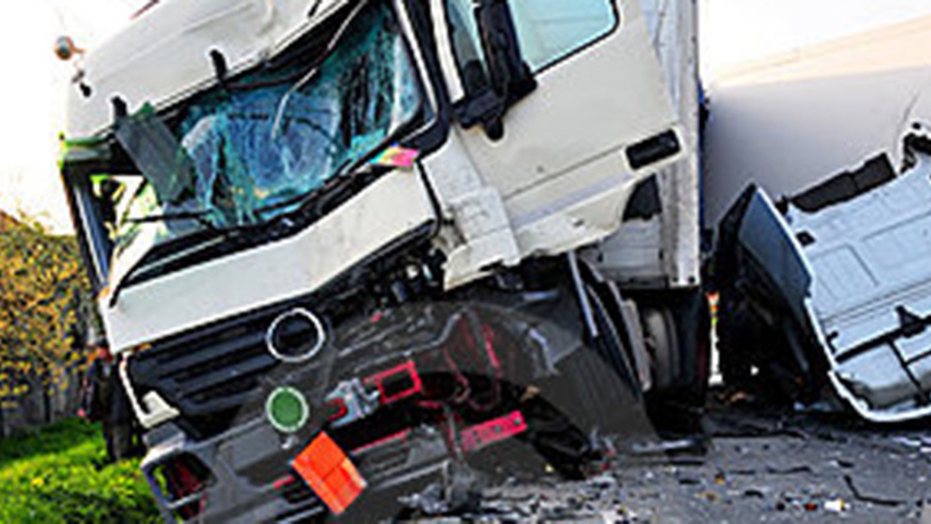 Tragedie in Mures! Un mort si cinci raniti in urma unui accident cu un microbuz, un TIR si un autoturism