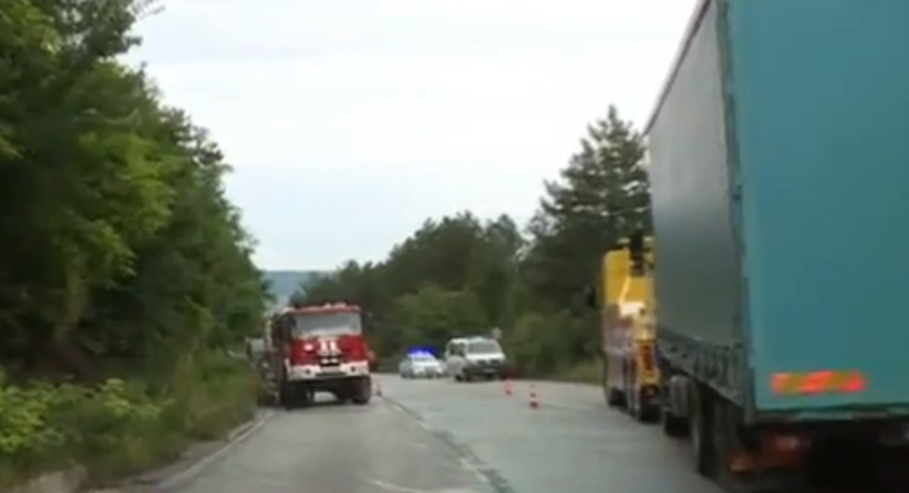 O familie de români, implicată într-un accident mortal produs în Bulgaria. Copilul de 8 ani, scos în comă din mașina care a devenit sicriu pentru mama lui