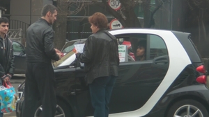 O sotie model! Mulatra Aminata asteapta cuminte in masina in timp ce sotul ei face afaceri in strada!