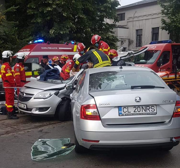 Persoană rănită într-un accident produs în centrul Capitalei. A fost nevoie de intervenția descarcerării. VIDEO